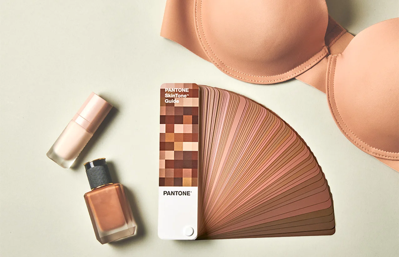 Maquillaje, brasier y Guía Pantone SkinTone™